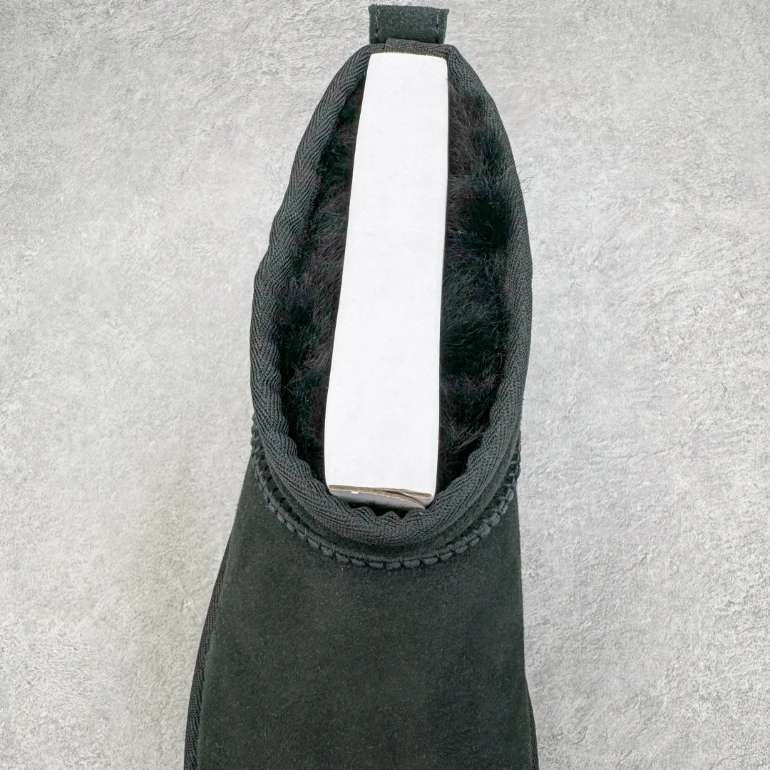 Pick up locally 💰520 UGG 5092 Classic autumn and winter sheepskin and fur integrated snow boots. All shoes are made of ZP. Longfeng A-grade Australian imported sheepskin and fur integrated brand OEM production line. Fully follow the ZP process. OEM original pattern maker. Adhering to the principle of no original shoe development and selection. Pay attention to every detail. The most authentic version on the market. TREADLITE "Light Wing" technology outsole. Light/durable/flexible/pile size: 35 36 37 38 39 40 Coding: by2936070